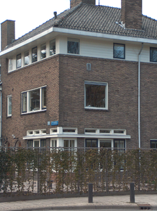 819790 Gezicht op het hoekpand Mr. Sickeszlaan 1 te Utrecht; rechts de Raiffeisenlaan.N.B. Van 1931 tot 1938 was in het ...